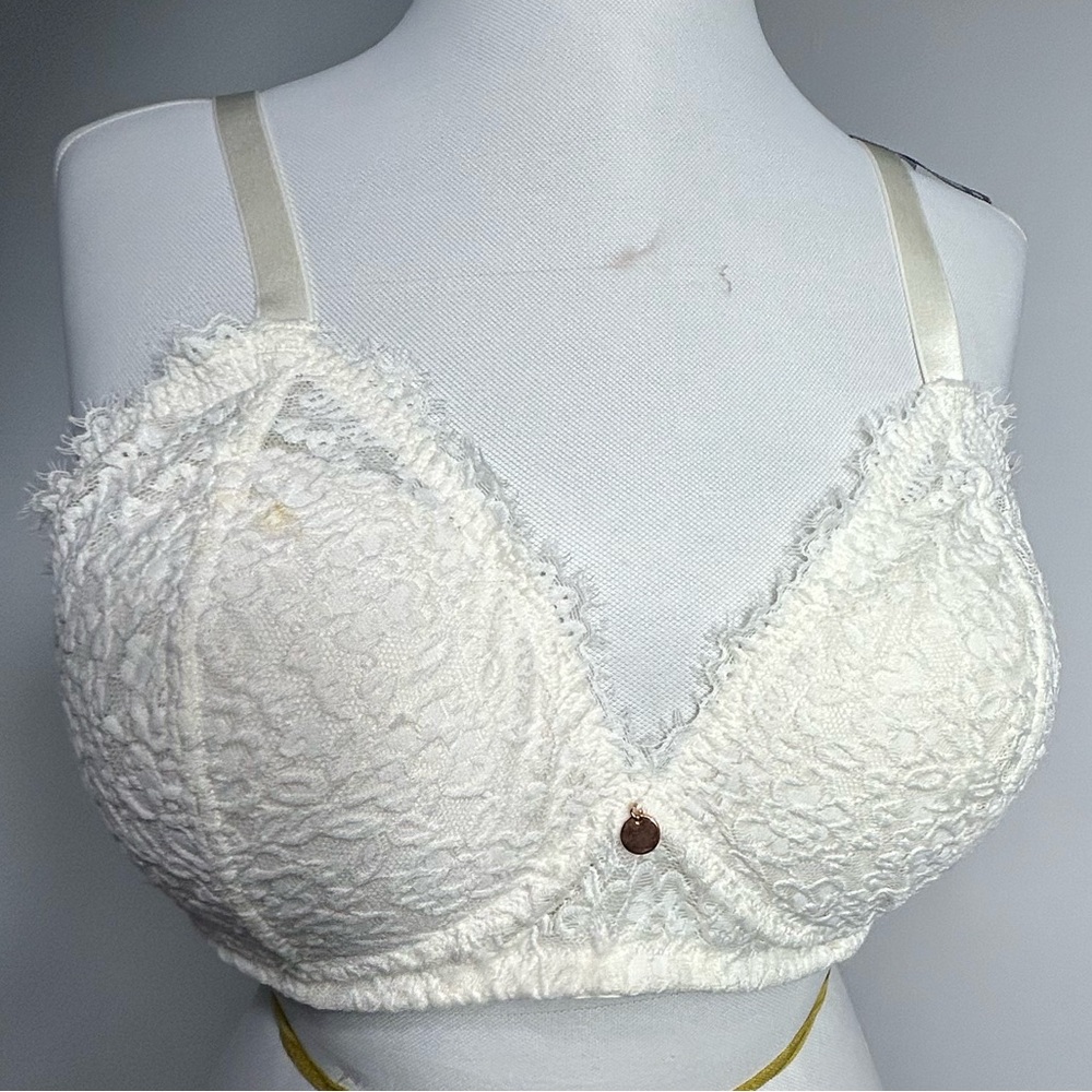 Airie,Elegant white lace bra for women.